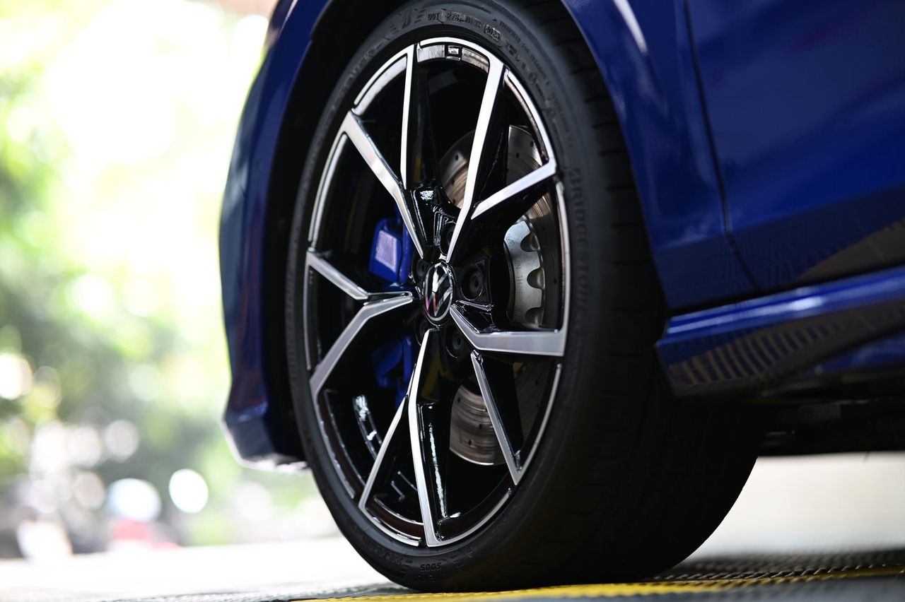VW Golf R 迎風面犀牛皮完工與細節實拍 第 1 張（共 7 張）——捷匠淡水旗艦店施工實錄