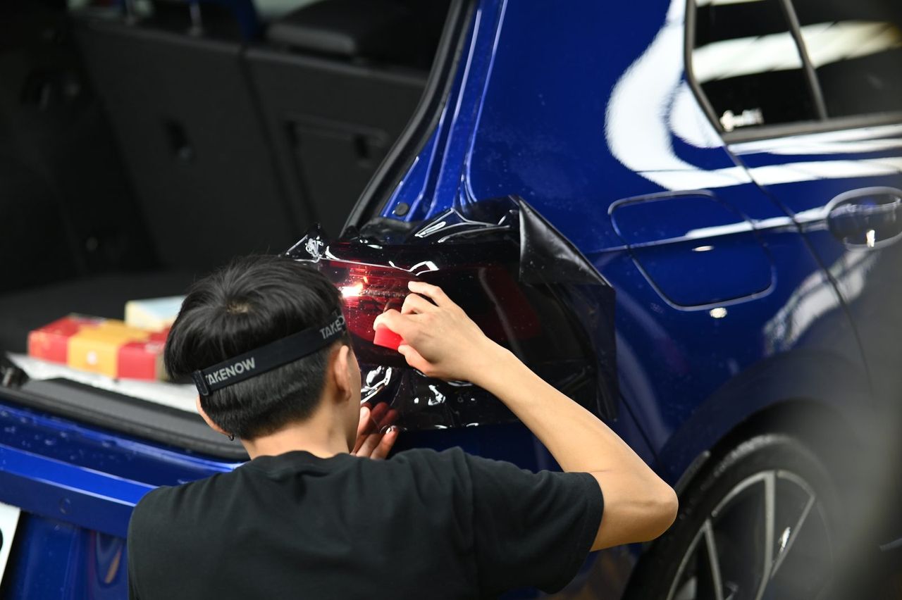 VW Golf R 迎風面犀牛皮完工與細節實拍 第 3 張（共 7 張）——捷匠淡水旗艦店施工實錄