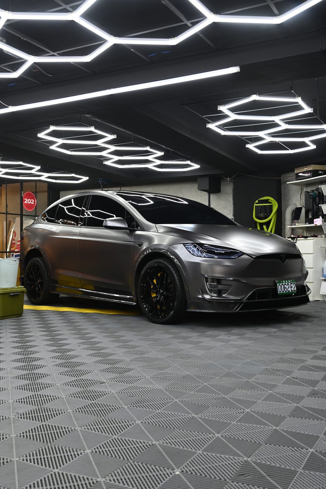 Tesla Model X 全車改色膜完工與細節實拍 第 3 張(共 7 張)——捷匠淡水旗艦店施工實錄