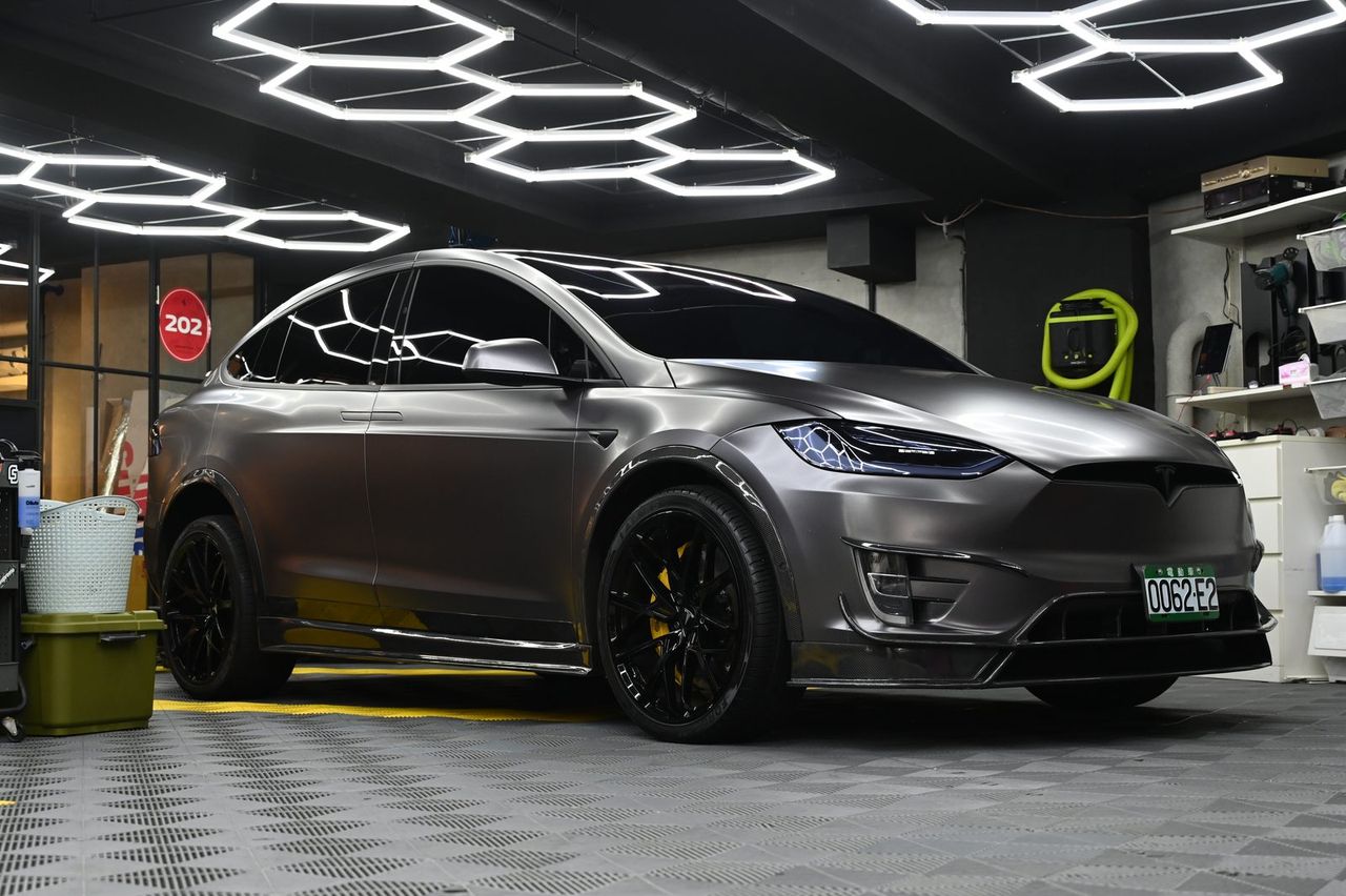 Tesla Model X 全車改色膜完工與細節實拍 第 4 張(共 7 張)——捷匠淡水旗艦店施工實錄