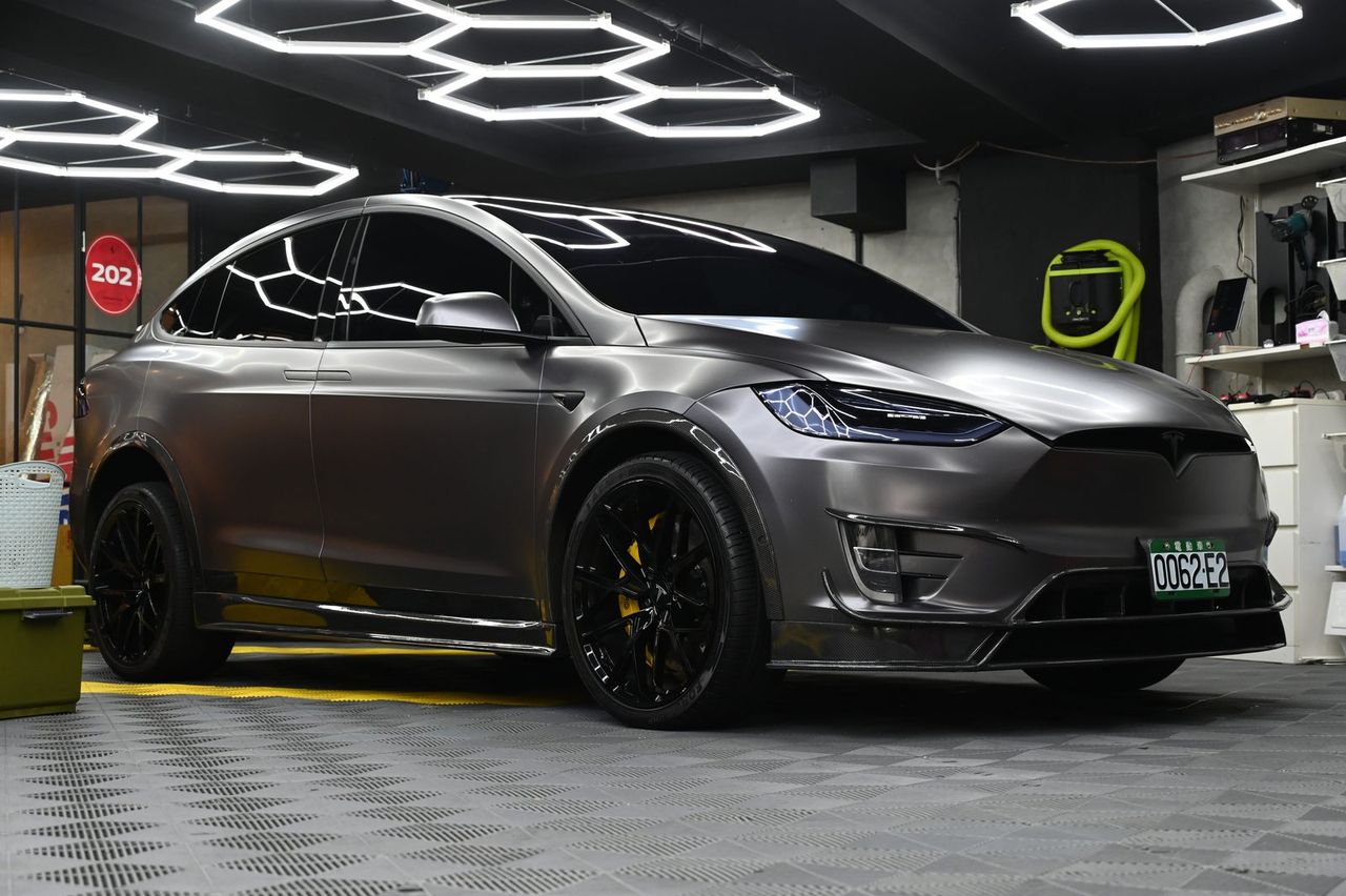 Tesla Model X 全車改色膜完工與細節實拍 第 5 張(共 7 張)——捷匠淡水旗艦店施工實錄