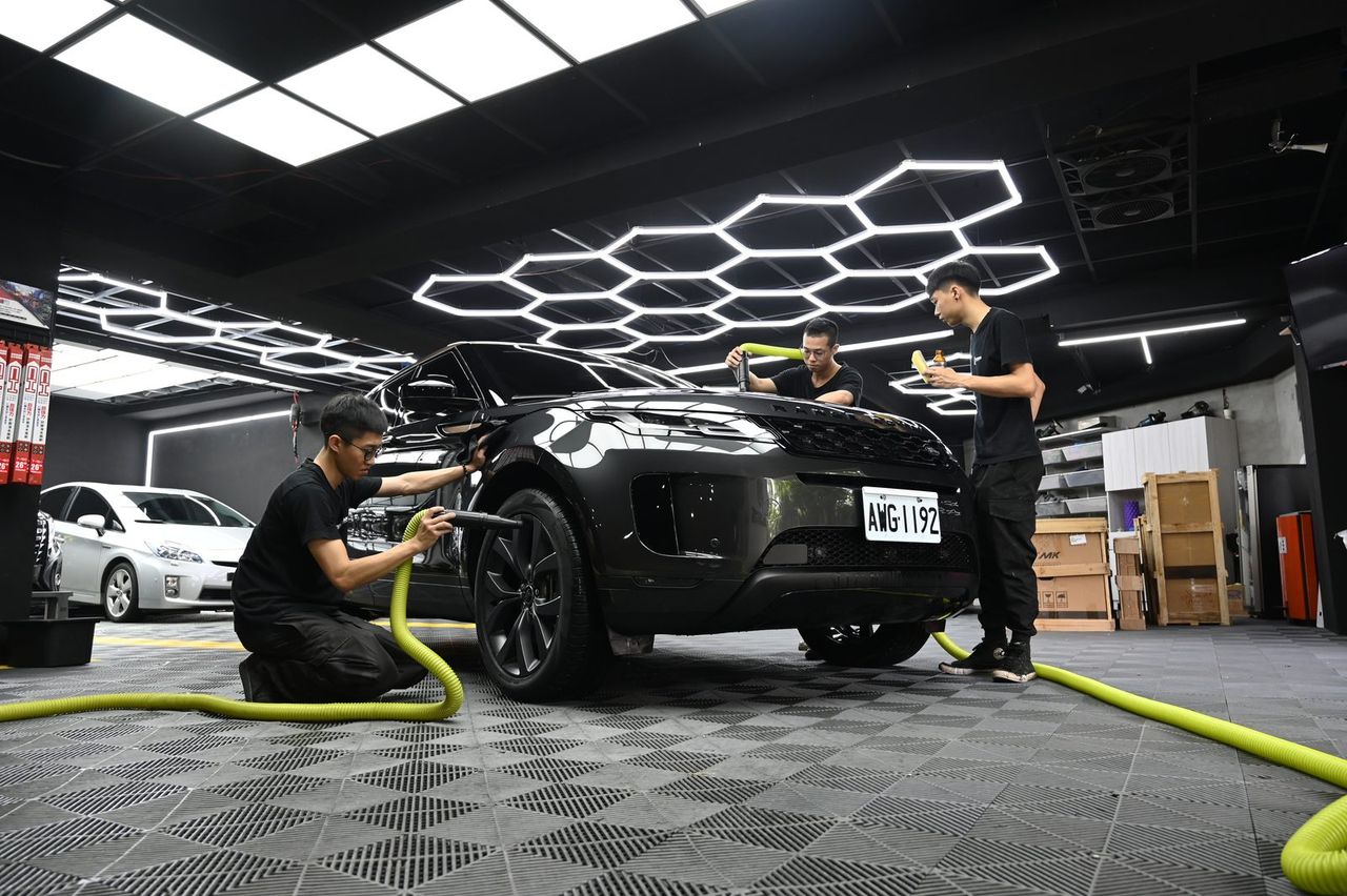 Range Rover Evoque 漆面鍍膜完工與細節實拍 第 1 張(共 7 張)——捷匠淡水旗艦店施工實錄