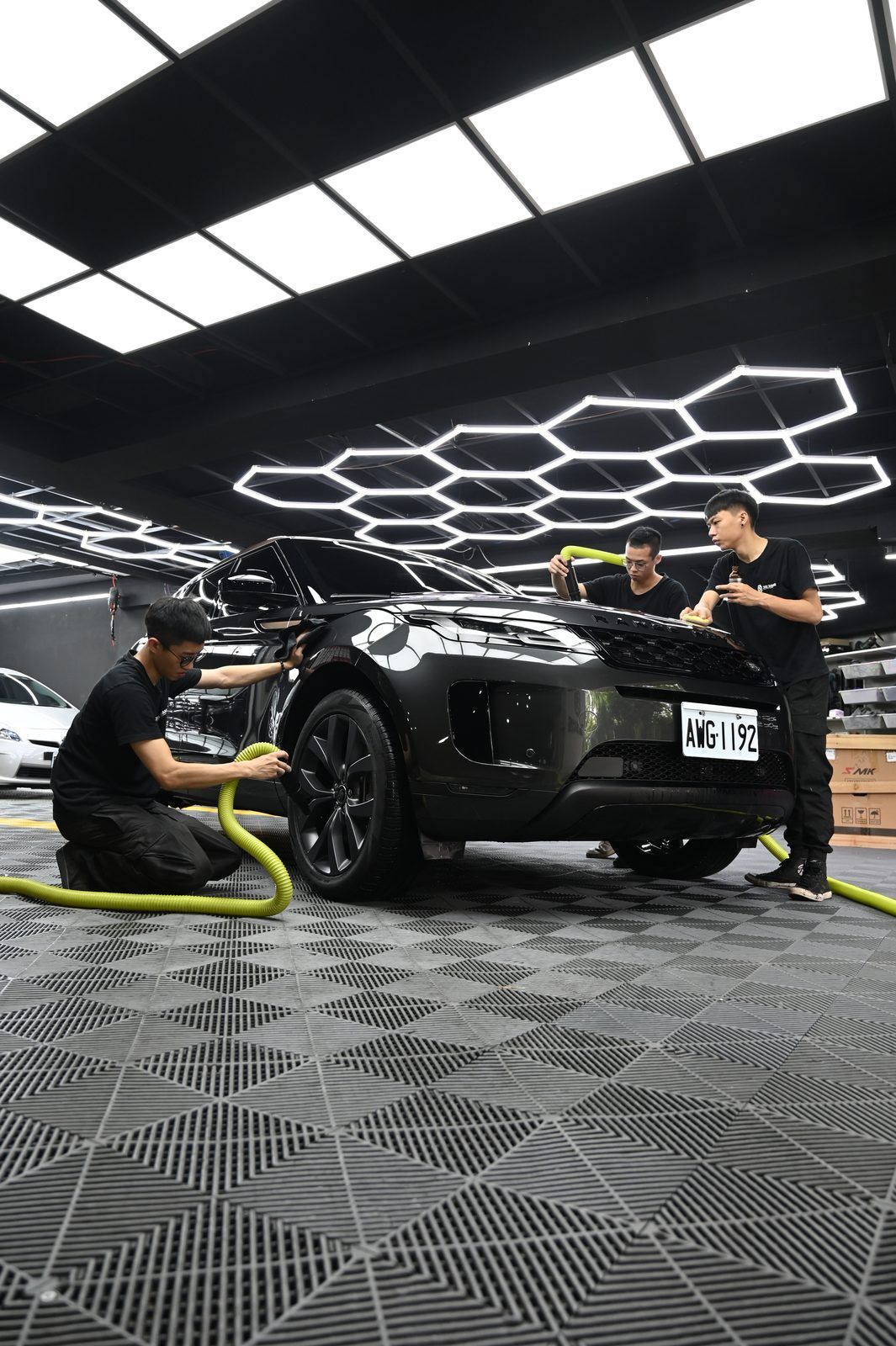 Range Rover Evoque 漆面鍍膜完工與細節實拍 第 2 張(共 7 張)——捷匠淡水旗艦店施工實錄