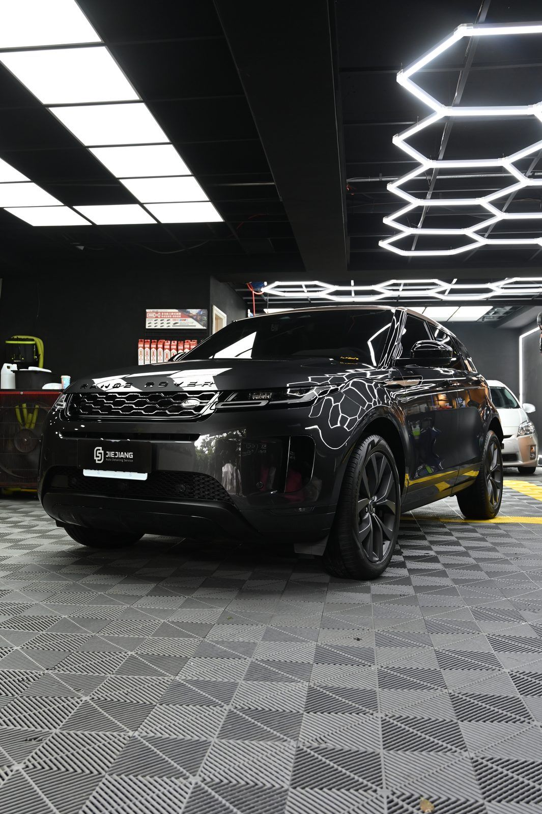 Range Rover Evoque 漆面鍍膜完工與細節實拍 第 4 張(共 7 張)——捷匠淡水旗艦店施工實錄