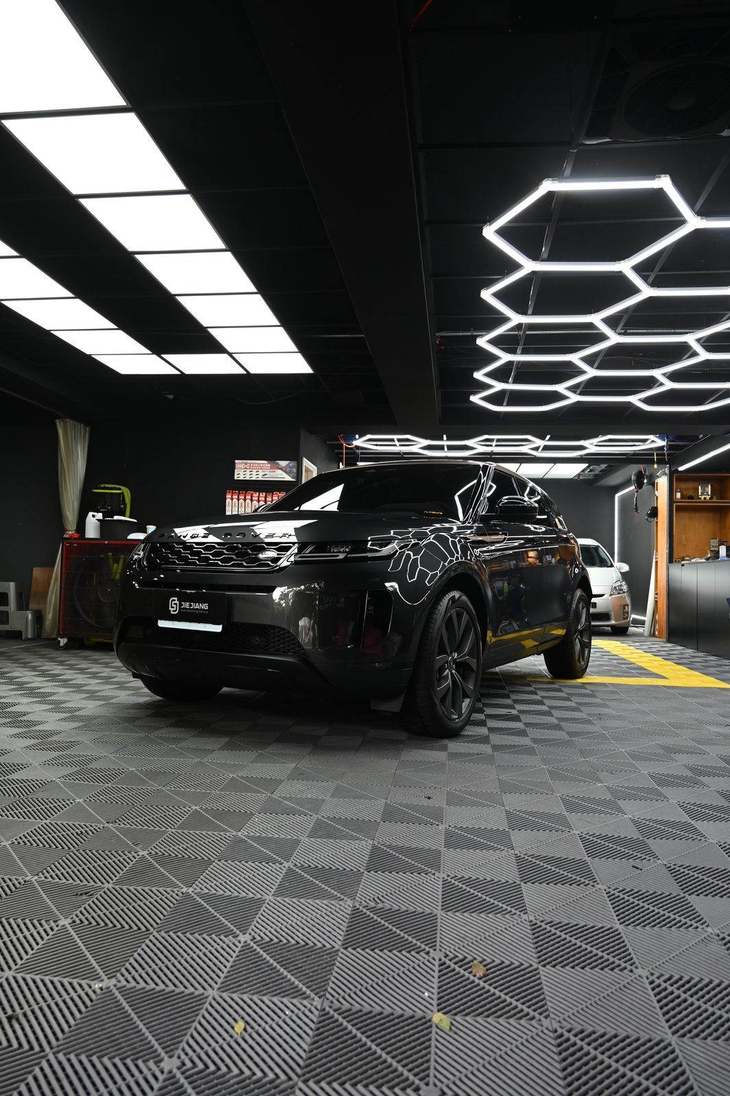 Range Rover Evoque 漆面鍍膜完工與細節實拍 第 5 張(共 7 張)——捷匠淡水旗艦店施工實錄