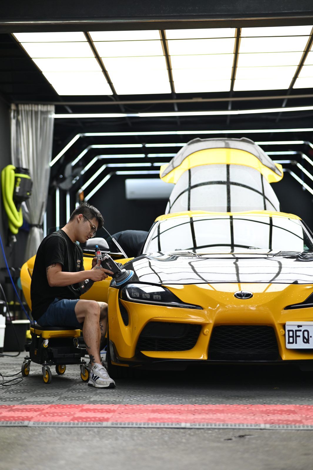 Toyota GR Supra 拋光與漆面修復完工與細節實拍 第 6 張(共 7 張)——捷匠北投店施工實錄