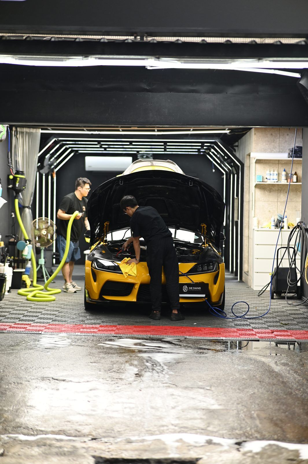Toyota GR Supra 拋光與漆面修復完工與細節實拍 第 7 張(共 7 張)——捷匠北投店施工實錄