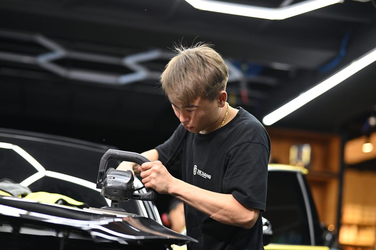 Mercedes-Benz 拋光與漆面修復完工與細節實拍 第 7 張(共 7 張)——捷匠淡水旗艦店施工實錄