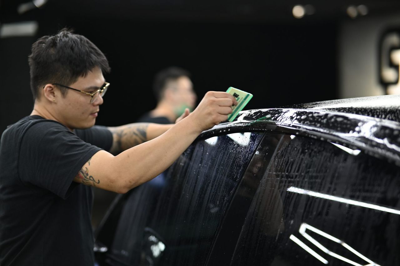 Tesla Model Y 全車犀牛皮完工與細節實拍 第 2 張（共 7 張）——捷匠淡水旗艦店施工實錄
