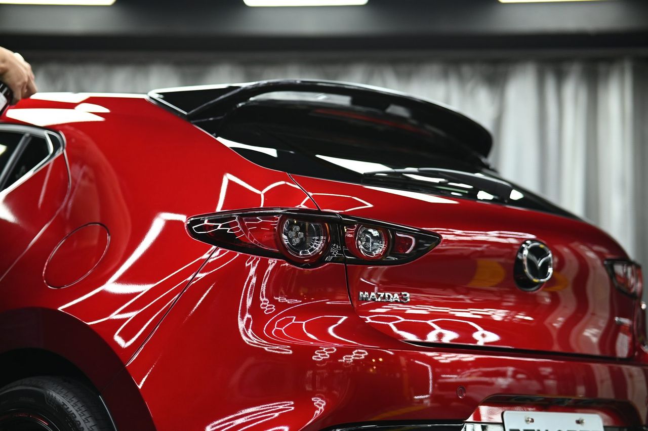 Mazda3 漆面鍍膜完工與細節實拍 第 4 張（共 7 張）——捷匠淡水旗艦店施工實錄