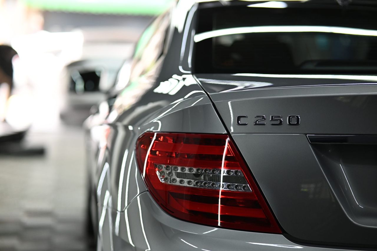 Mercedes-Benz C250 漆面鍍膜完工與細節實拍 第 2 張（共 7 張）——捷匠北投店施工實錄