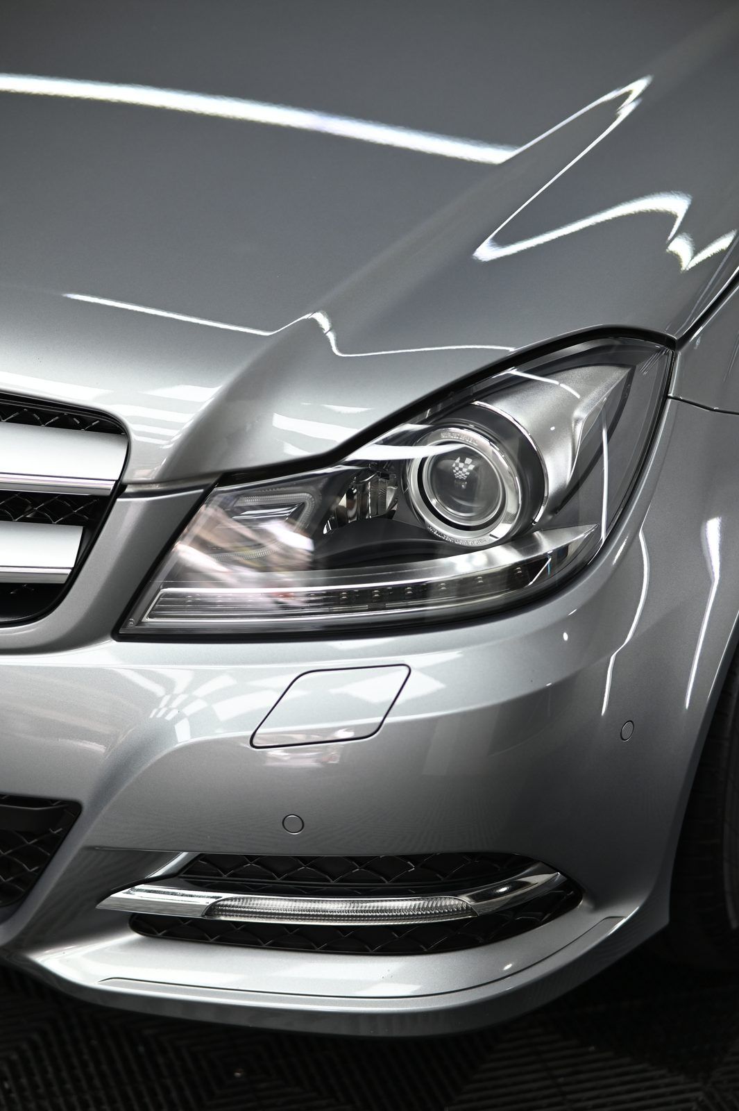 Mercedes-Benz C250 漆面鍍膜完工與細節實拍 第 5 張（共 7 張）——捷匠北投店施工實錄