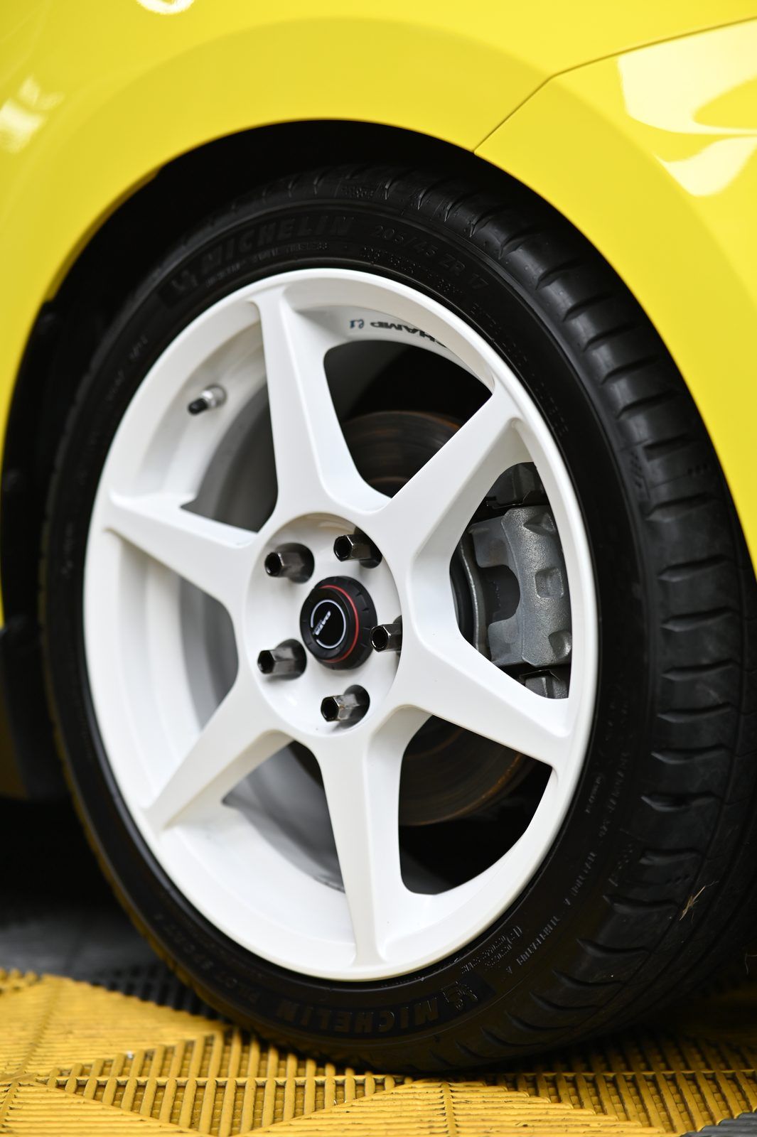 Suzuki Swift Sport 洗車打蠟（2024.10）完工與細節實拍 第 1 張（共 7 張）——捷匠淡水旗艦店施工實錄