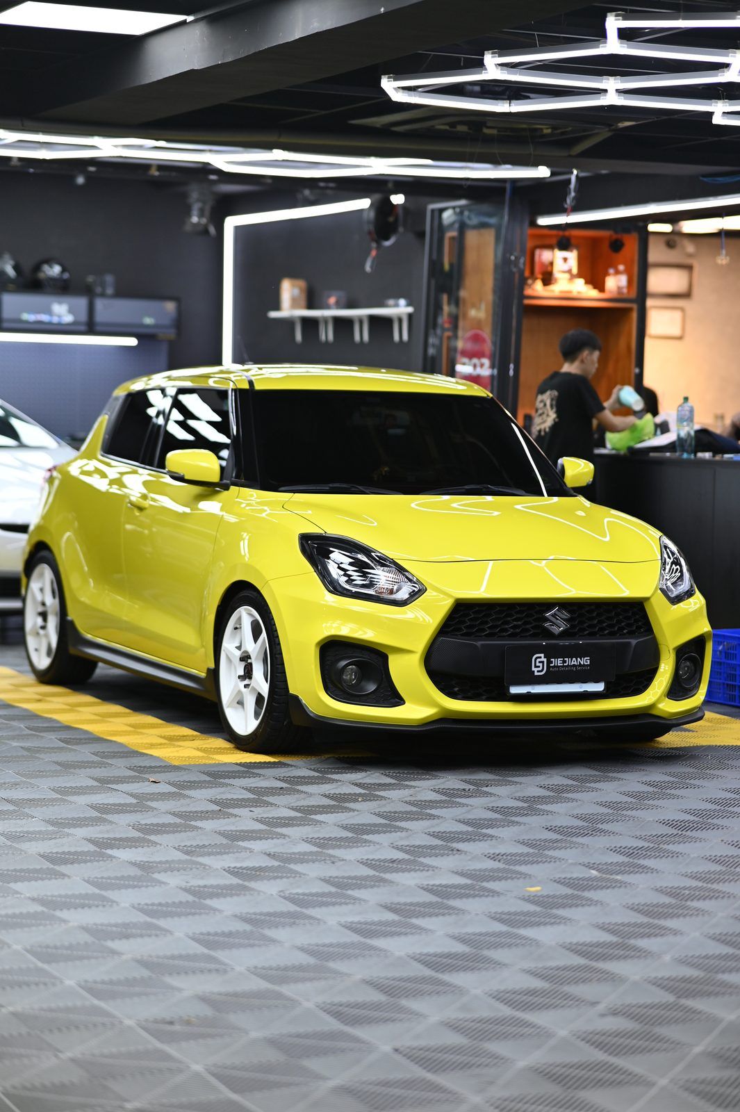Suzuki Swift Sport 洗車打蠟（2024.10）完工與細節實拍 第 3 張（共 7 張）——捷匠淡水旗艦店施工實錄