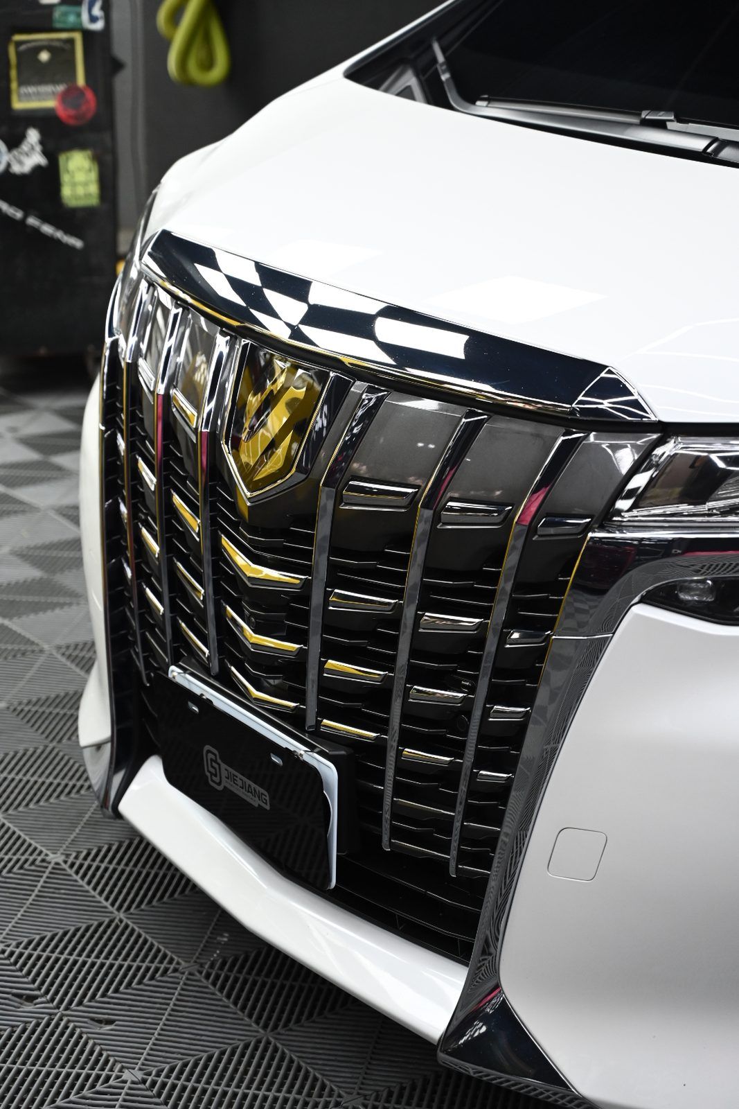 Toyota Alphard 漆面鍍膜完工與細節實拍 第 2 張（共 4 張）——捷匠淡水旗艦店施工實錄