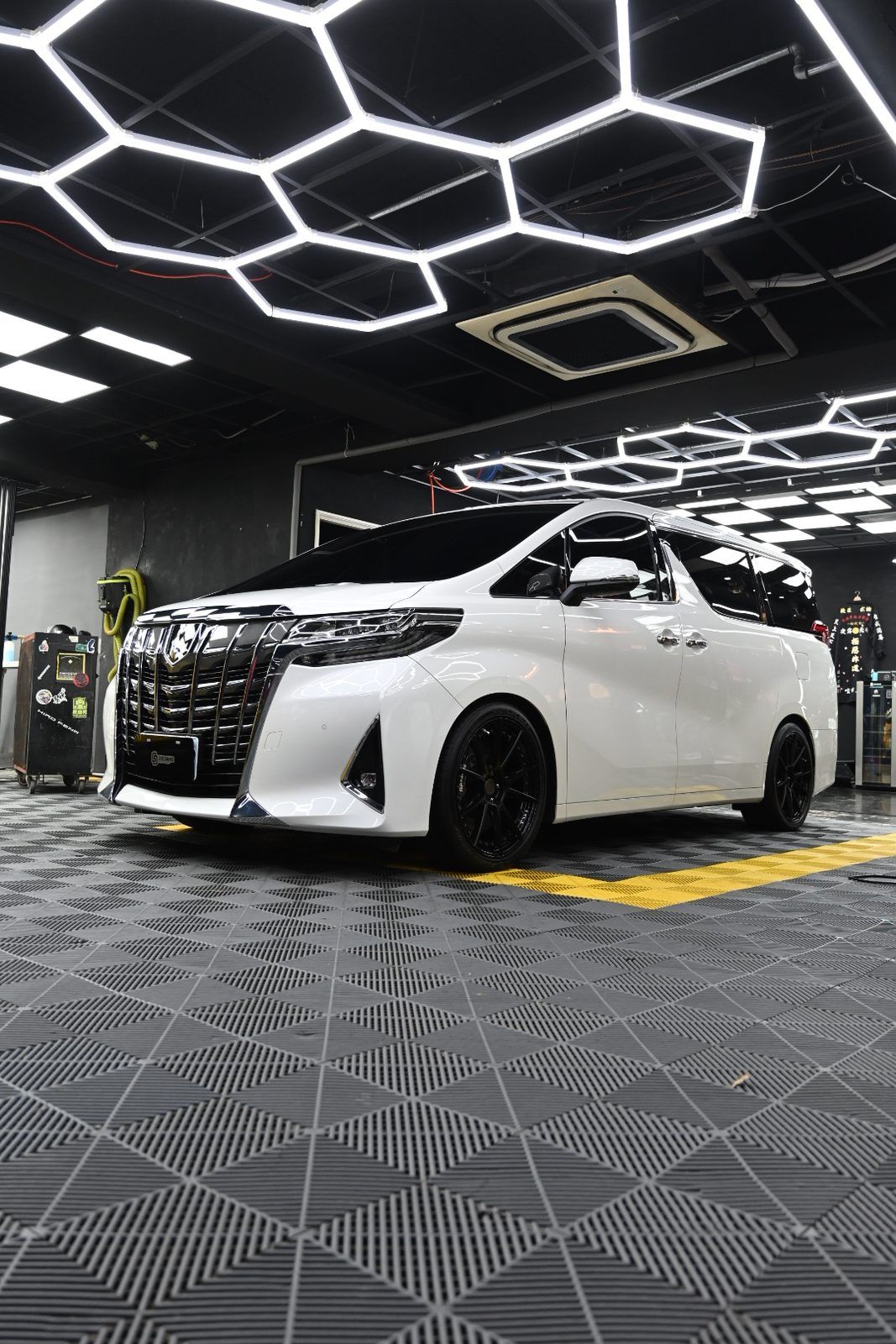 Toyota Alphard 漆面鍍膜完工與細節實拍 第 3 張（共 4 張）——捷匠淡水旗艦店施工實錄