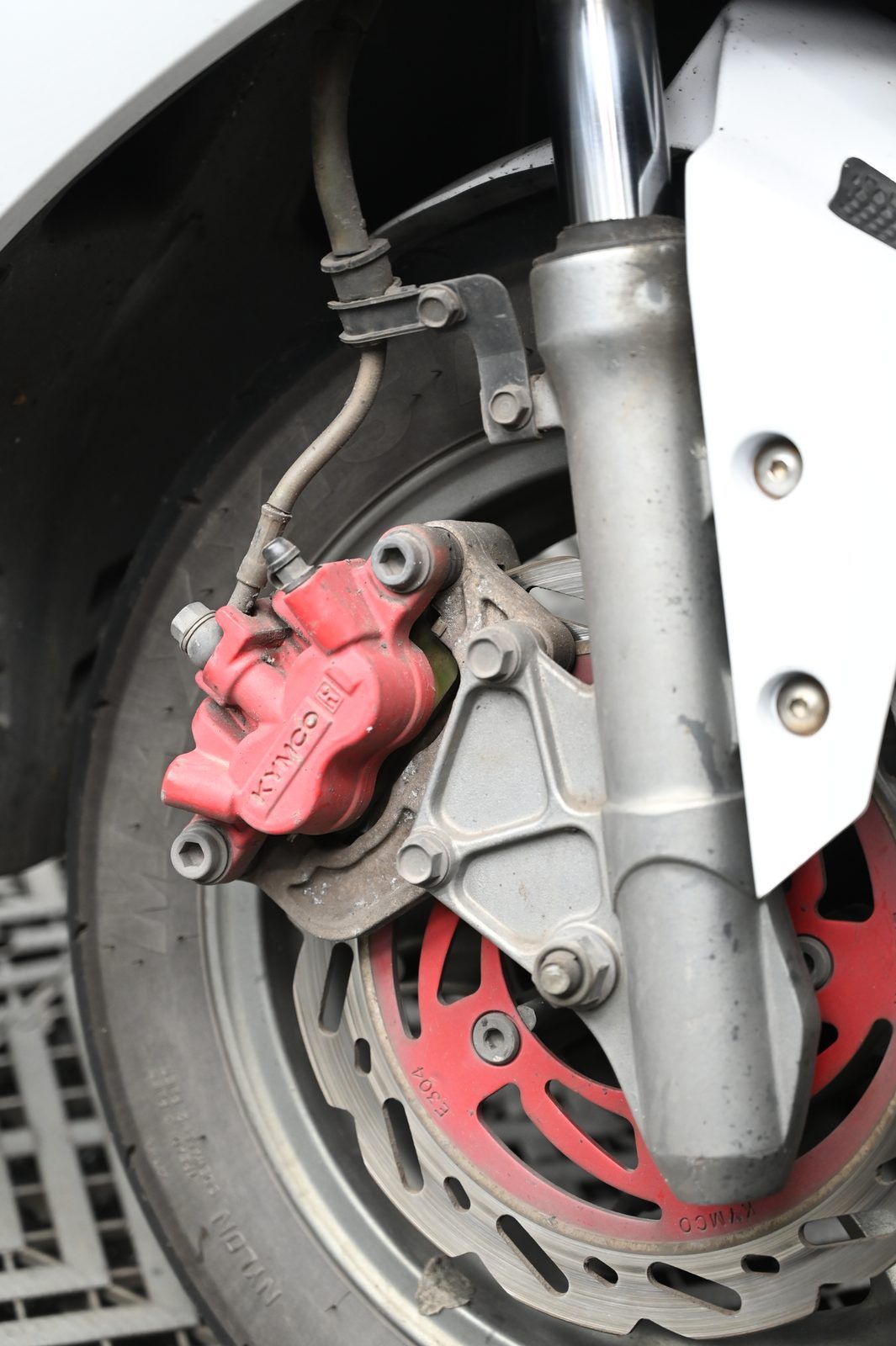 Kymco 雷霆機車美容完工與細節實拍 第 2 張(共 7 張)——捷匠淡水旗艦店施工實錄