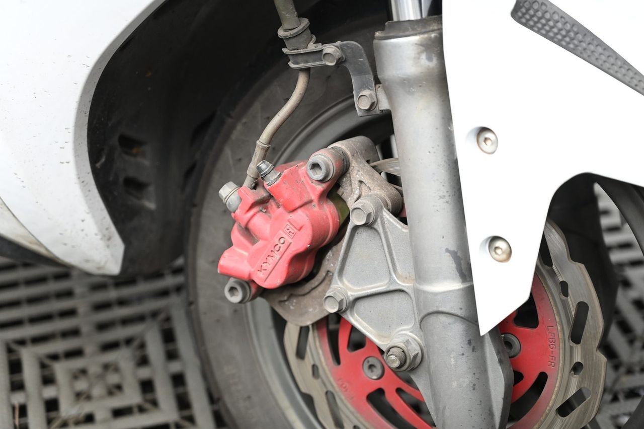 Kymco 雷霆機車美容完工與細節實拍 第 6 張(共 7 張)——捷匠淡水旗艦店施工實錄