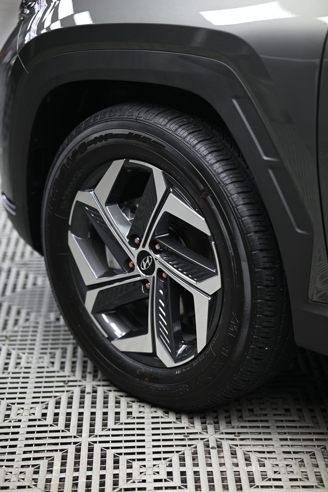 Hyundai Tucson 漆面鍍膜完工與細節實拍 第 7 張（共 7 張）——捷匠淡水旗艦店施工實錄
