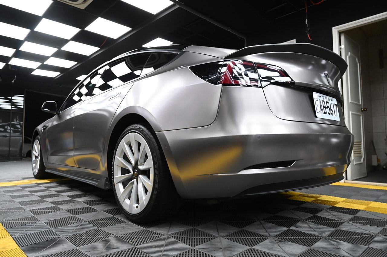 Tesla Model 3 全車改色膜完工與細節實拍 第 2 張（共 7 張）——捷匠淡水旗艦店施工實錄