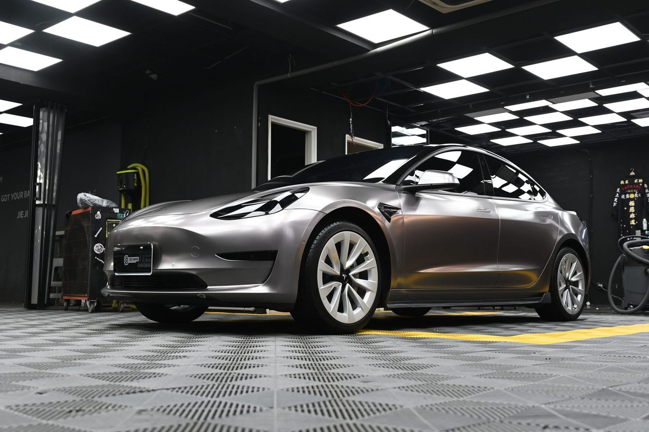 Tesla Model 3 全車改色膜完工與細節實拍 第 3 張（共 7 張）——捷匠淡水旗艦店施工實錄