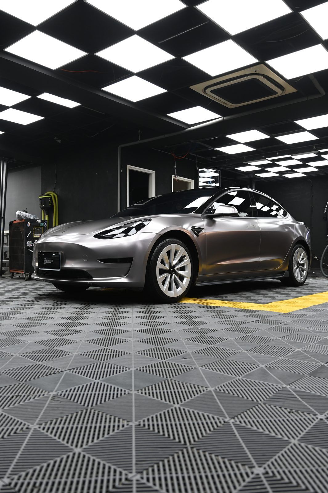 Tesla Model 3 全車改色膜完工與細節實拍 第 6 張（共 7 張）——捷匠淡水旗艦店施工實錄