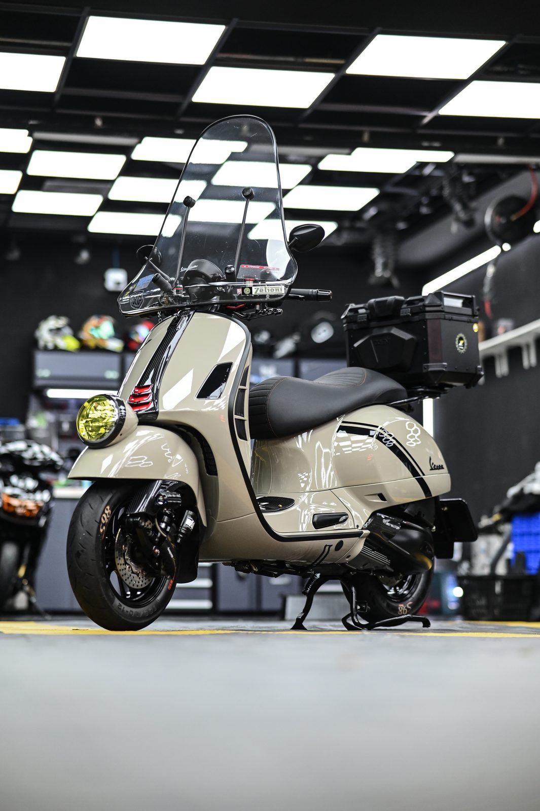 Vespa 機車美容(2025.01)完工與細節實拍 第 4 張(共 7 張)——捷匠淡水旗艦店施工實錄