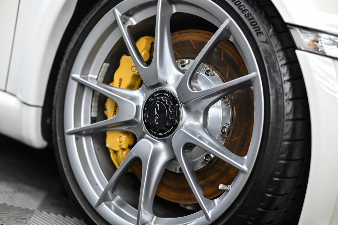 Porsche 911 GT3（997）漆面鍍膜與洗車打蠟完工與細節實拍 第 4 張（共 7 張）——捷匠淡水旗艦店施工實錄