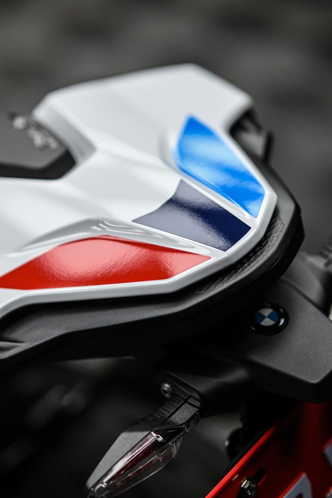 BMW S1000RR 機車美容與局部犀牛皮完工與細節實拍 第 1 張(共 7 張)——捷匠淡水旗艦店施工實錄
