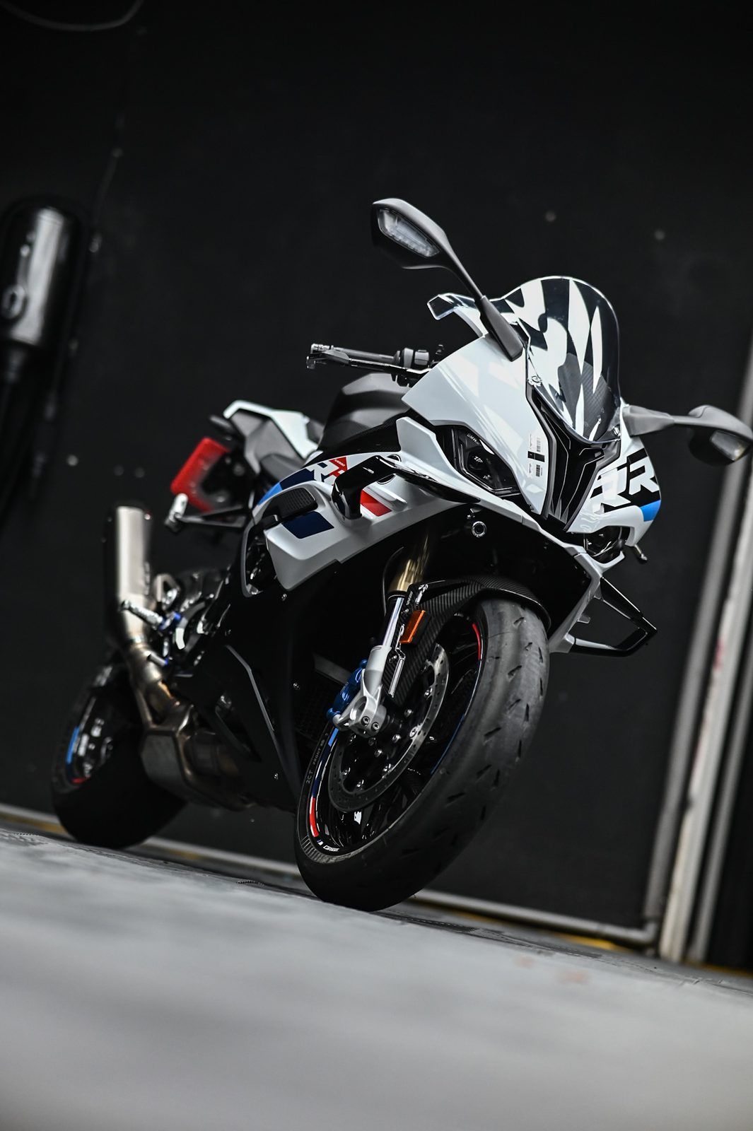 BMW S1000RR 機車美容與局部犀牛皮完工與細節實拍 第 2 張(共 7 張)——捷匠淡水旗艦店施工實錄