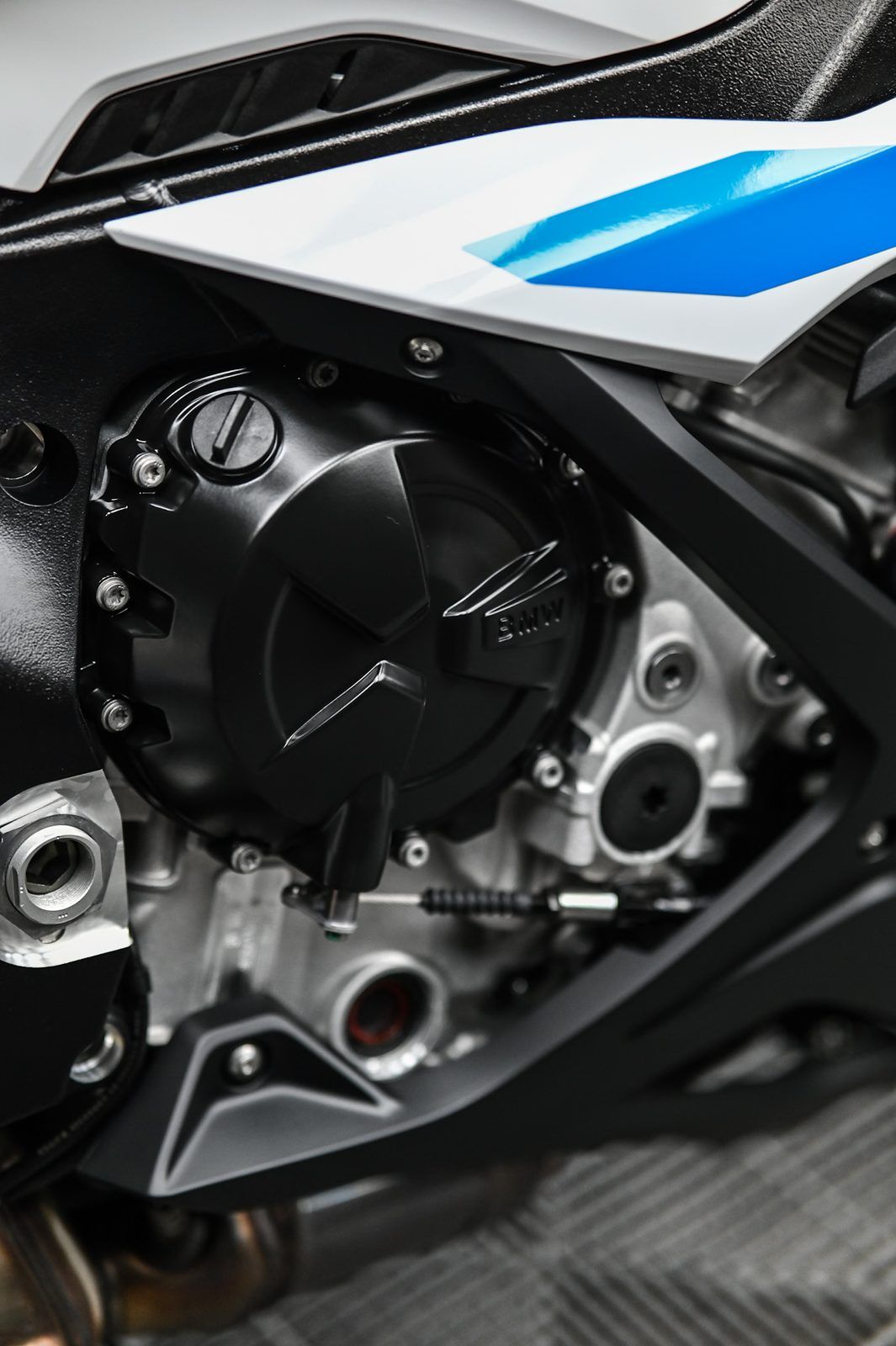 BMW S1000RR 機車美容與局部犀牛皮完工與細節實拍 第 3 張(共 7 張)——捷匠淡水旗艦店施工實錄