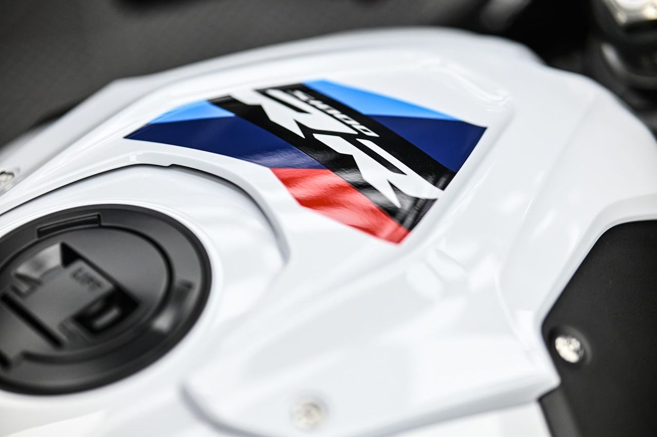 BMW S1000RR 機車美容與局部犀牛皮完工與細節實拍 第 4 張(共 7 張)——捷匠淡水旗艦店施工實錄