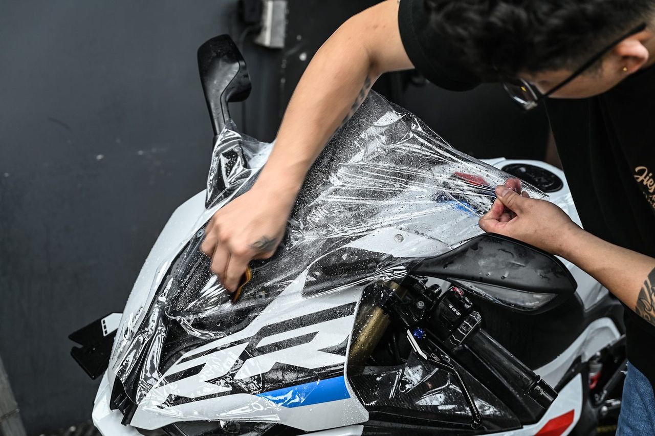 BMW S1000RR 機車美容與局部犀牛皮完工與細節實拍 第 5 張(共 7 張)——捷匠淡水旗艦店施工實錄