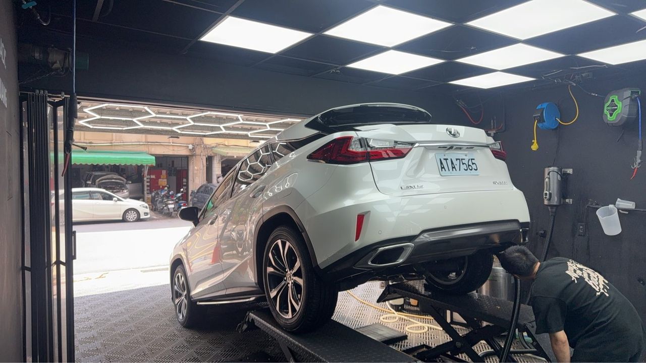 Lexus RX 洗車打蠟與引擎室清潔完工與細節實拍 第 2 張（共 7 張）——捷匠北投店施工實錄