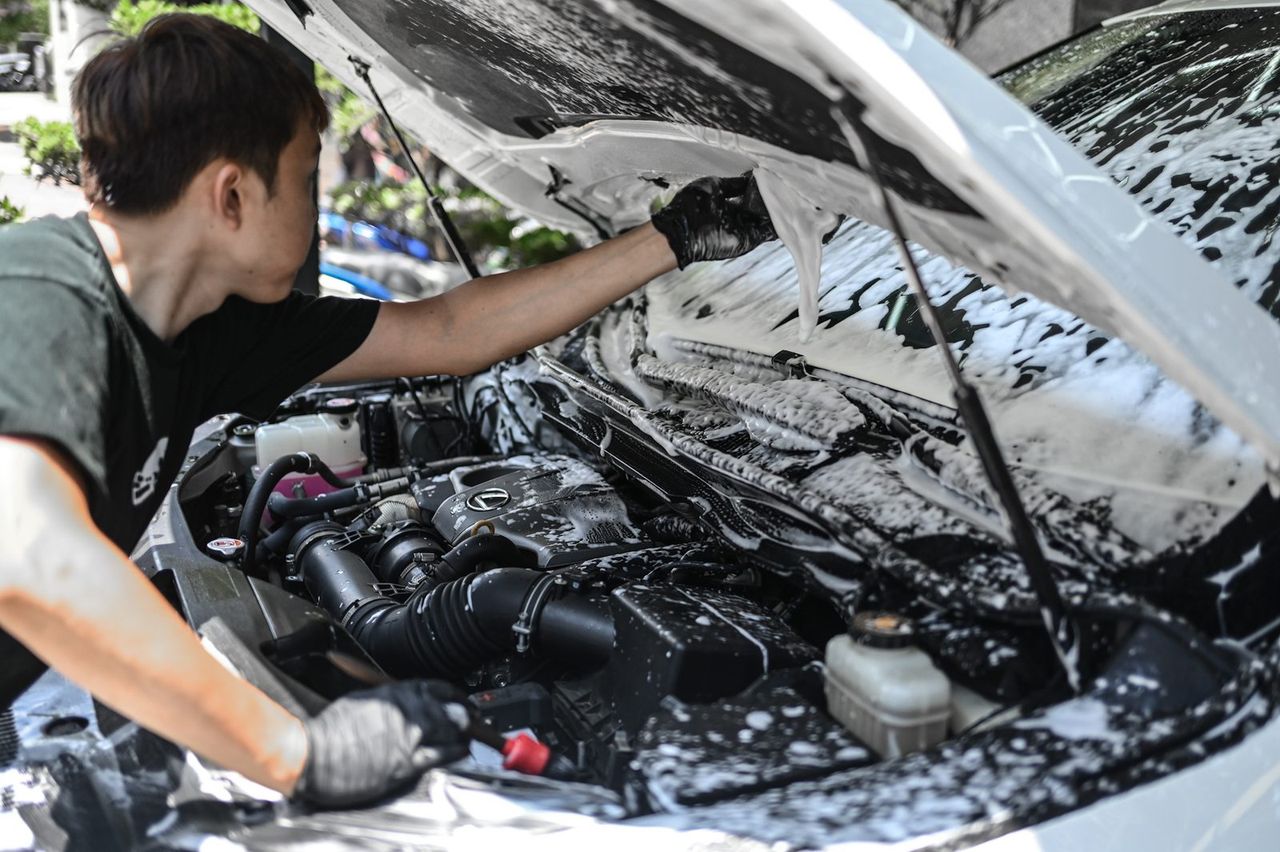 Lexus RX 洗車打蠟與引擎室清潔完工與細節實拍 第 5 張（共 7 張）——捷匠北投店施工實錄