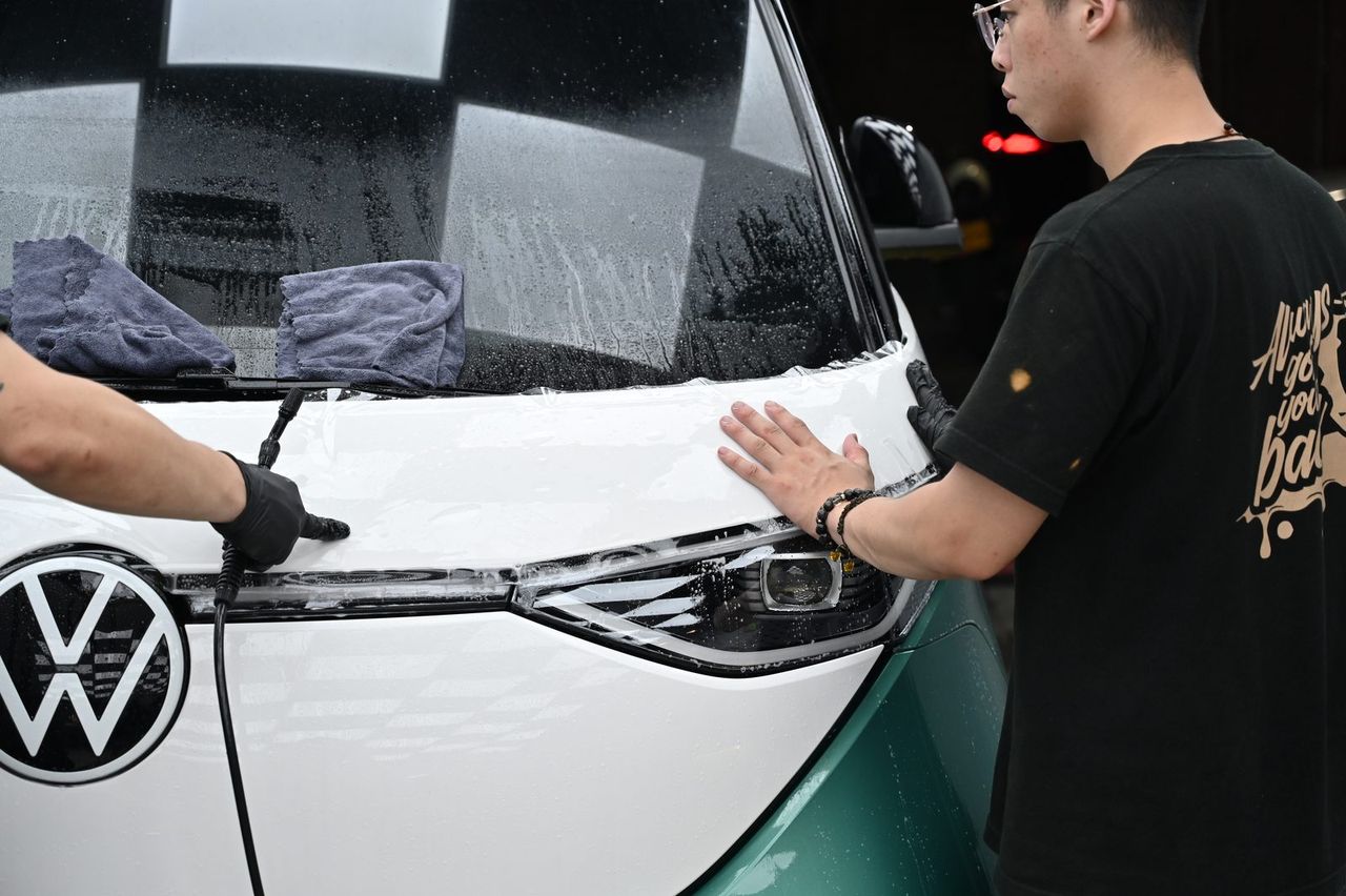 VW ID.Buzz 迎風面犀牛皮完工與細節實拍 第 2 張(共 7 張)——捷匠施工實錄