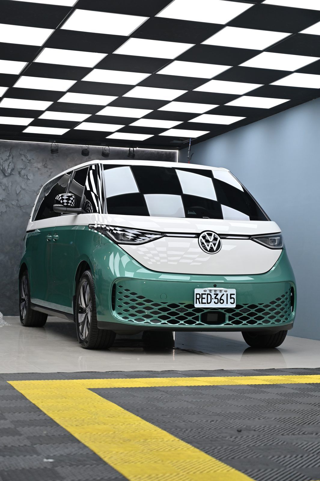VW ID.Buzz 迎風面犀牛皮完工與細節實拍 第 5 張(共 7 張)——捷匠施工實錄