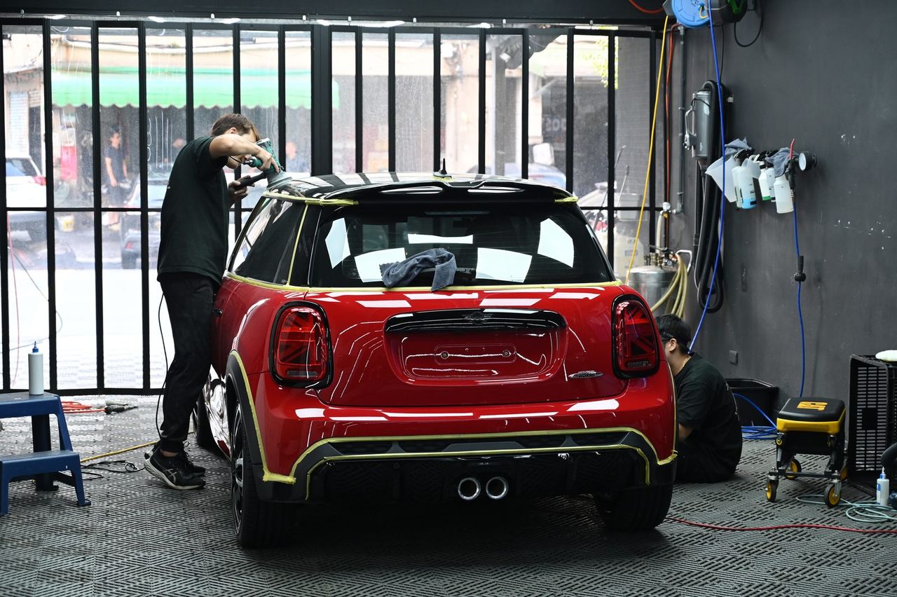 Mini Cooper JCW 局部犀牛皮完工與細節實拍 第 5 張(共 7 張)——捷匠北投店施工實錄