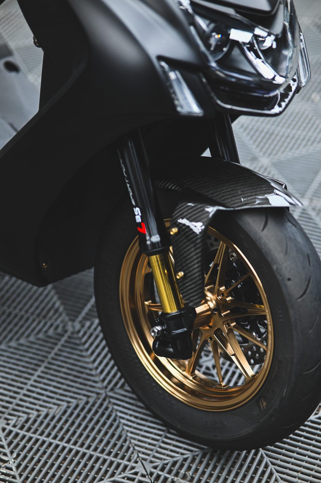 Yamaha 勁戰六代機車美容完工與細節實拍 第 1 張（共 7 張）——捷匠淡水旗艦店施工實錄