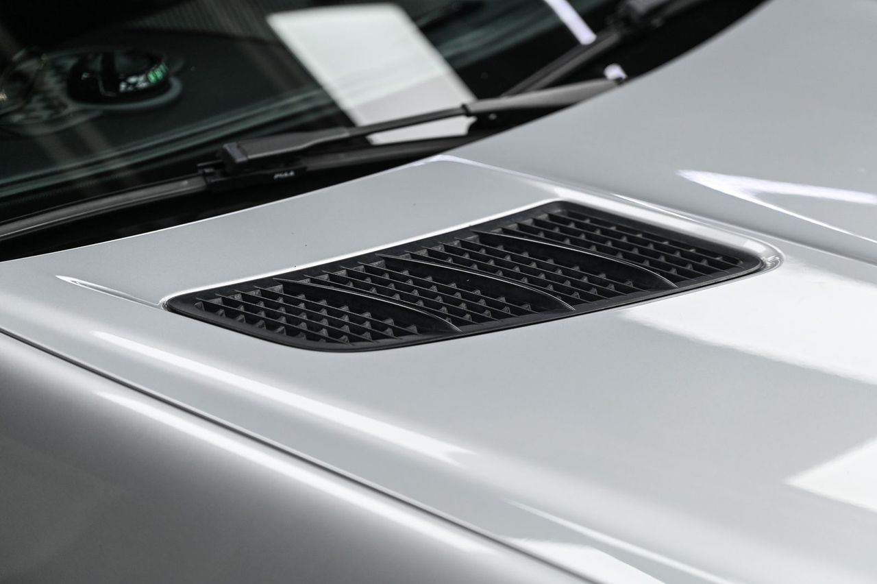 Mercedes-Benz SLK 洗車打蠟完工與細節實拍 第 5 張（共 7 張）——捷匠淡水旗艦店施工實錄