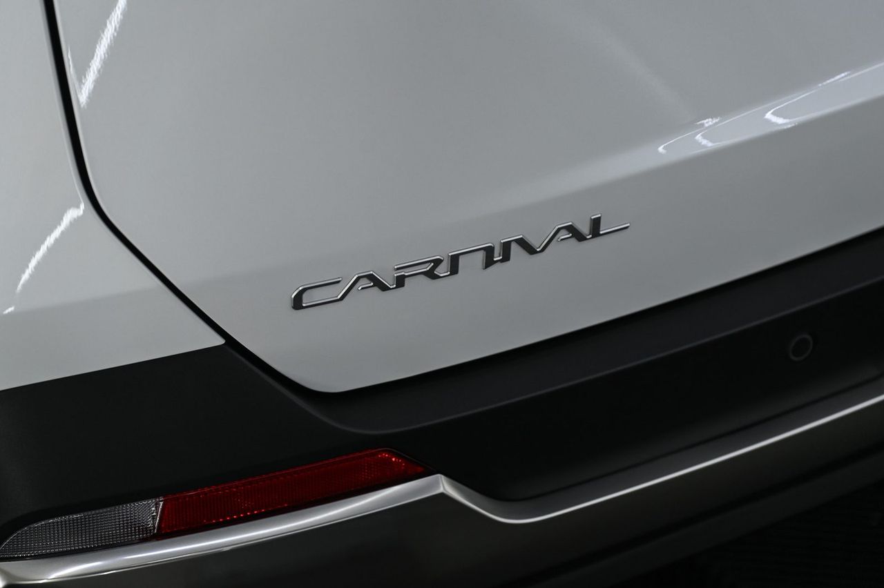 Kia Carnival 漆面鍍膜、拋光與漆面修復完工與細節實拍 第 2 張（共 7 張）——捷匠北投店施工實錄