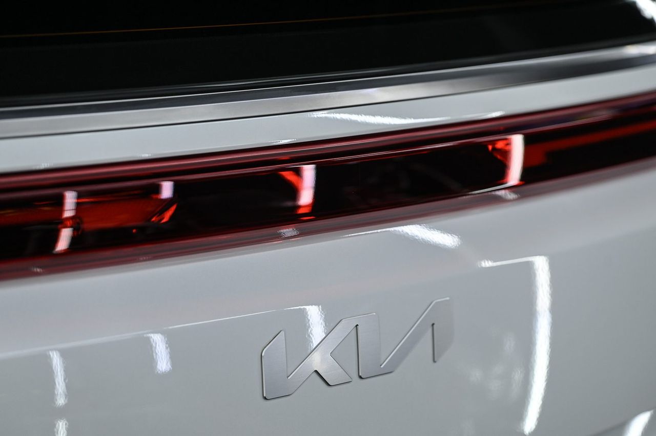 Kia Carnival 漆面鍍膜、拋光與漆面修復完工與細節實拍 第 3 張（共 7 張）——捷匠北投店施工實錄