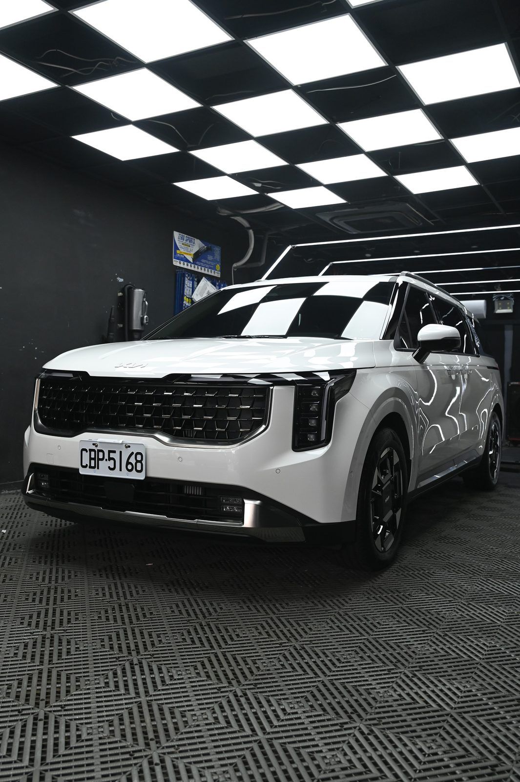 Kia Carnival 漆面鍍膜、拋光與漆面修復完工與細節實拍 第 5 張（共 7 張）——捷匠北投店施工實錄
