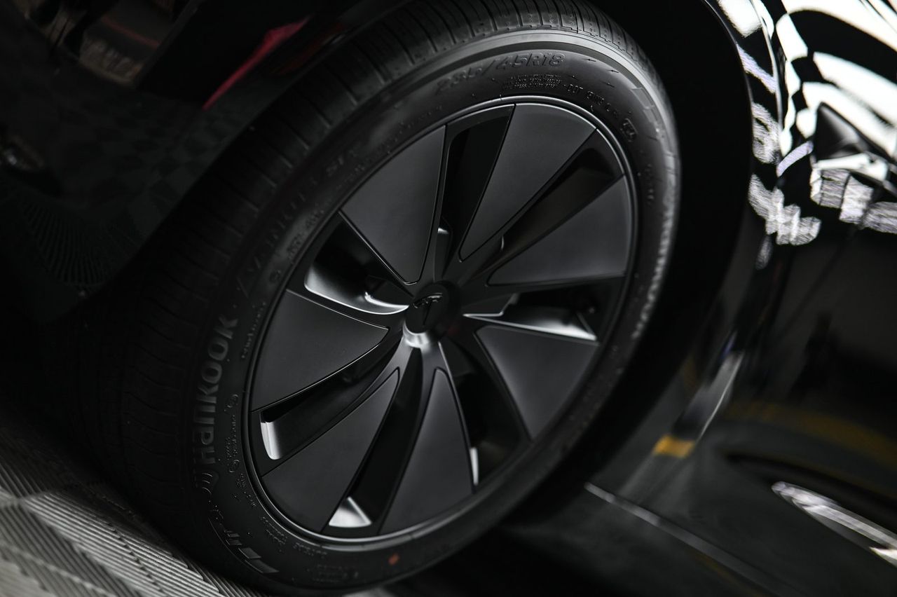 Tesla Model 3 煥新版全車犀牛皮(2025.08)完工與細節實拍 第 5 張(共 7 張)——捷匠淡水旗艦店施工實錄