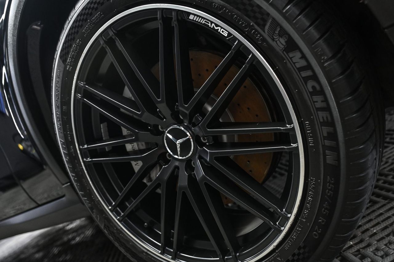 賓士 GLC300 Coupe 洗車打蠟完工與細節實拍 第 3 張（共 7 張）——捷匠北投店施工實錄