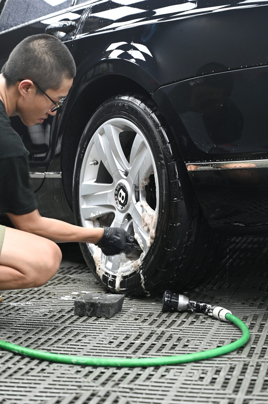 Bentley Flying Spur 洗車打蠟完工與細節實拍 第 2 張（共 7 張）——捷匠淡水旗艦店施工實錄
