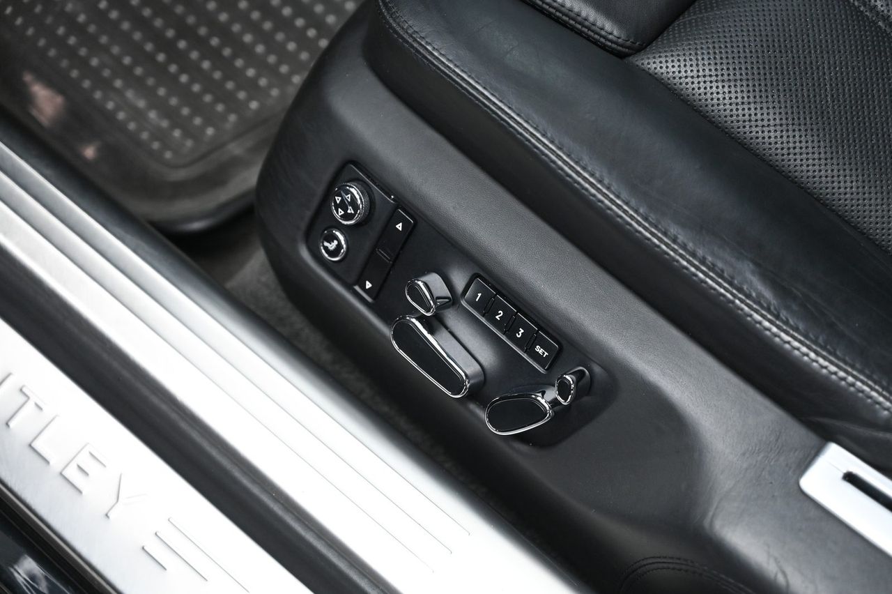 Bentley Flying Spur 洗車打蠟完工與細節實拍 第 3 張（共 7 張）——捷匠淡水旗艦店施工實錄