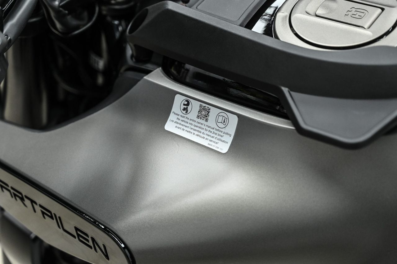Husqvarna Svartpilen 250 全車犀牛皮完工與細節實拍 第 2 張(共 7 張)——捷匠淡水旗艦店施工實錄