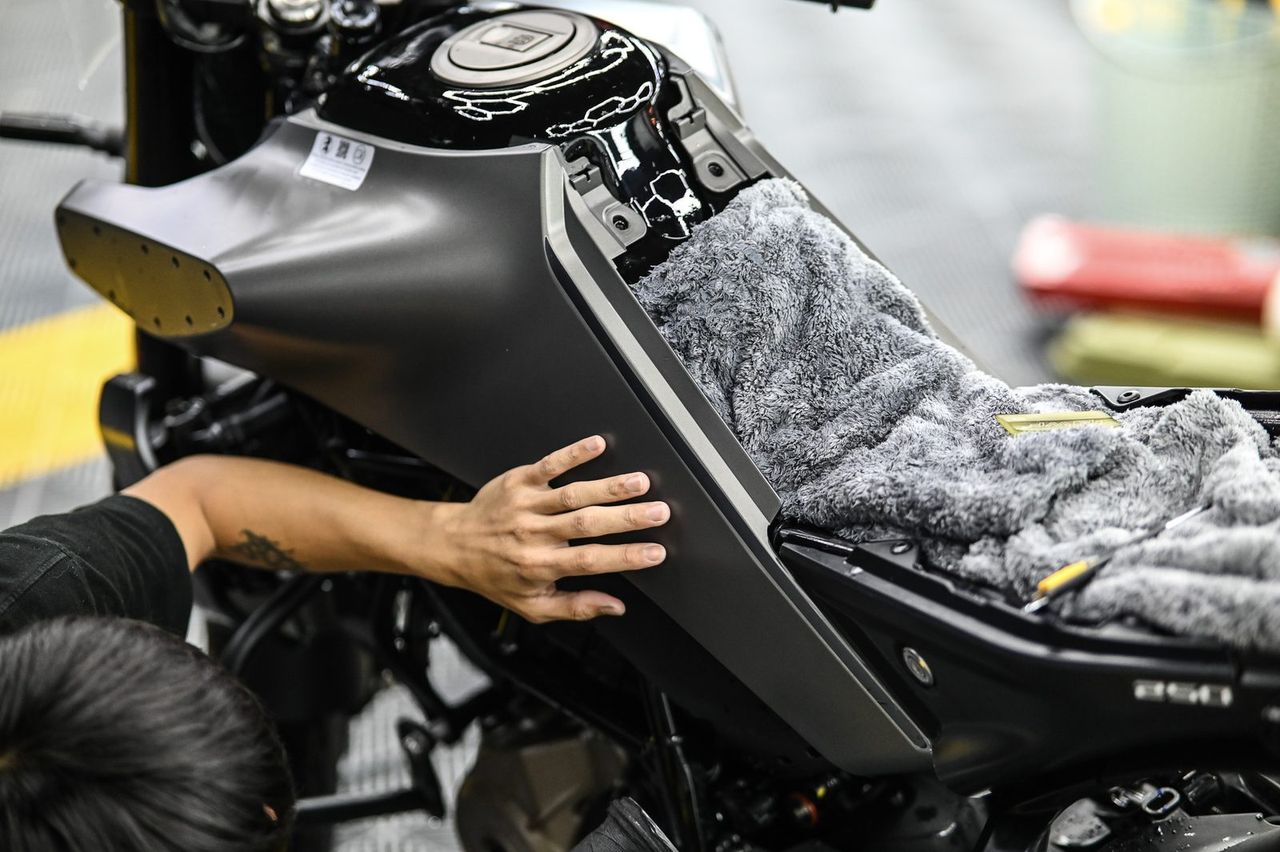 Husqvarna Svartpilen 250 全車犀牛皮完工與細節實拍 第 4 張(共 7 張)——捷匠淡水旗艦店施工實錄