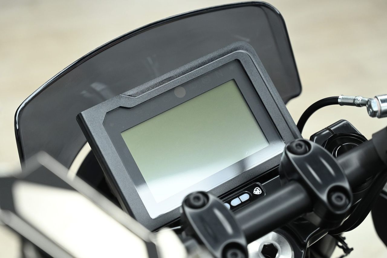 Husqvarna Svartpilen 250 全車犀牛皮完工與細節實拍 第 5 張(共 7 張)——捷匠淡水旗艦店施工實錄